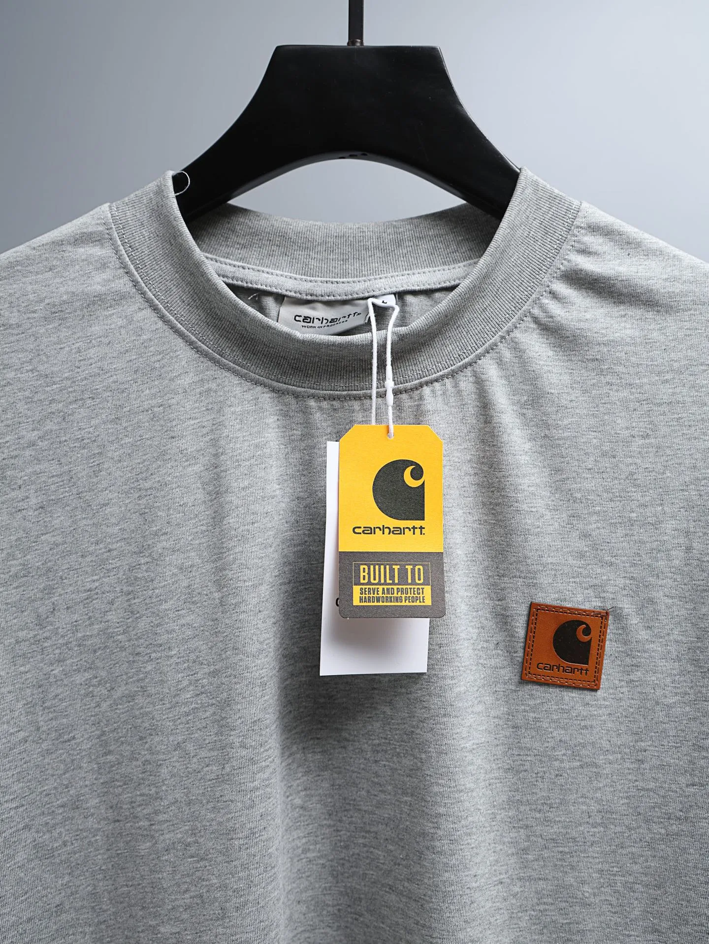 Carhartt 2꯭0꯭2꯭6 new spring and summer models ❤️ original ⌚️ high version Carhartt fabric is made of high-density pure cotton, does not deform and does not shrink. Process introduction: double thread movement. The chest logo uses an embroidered small patch. Color: Gray SIZE: M-XXL